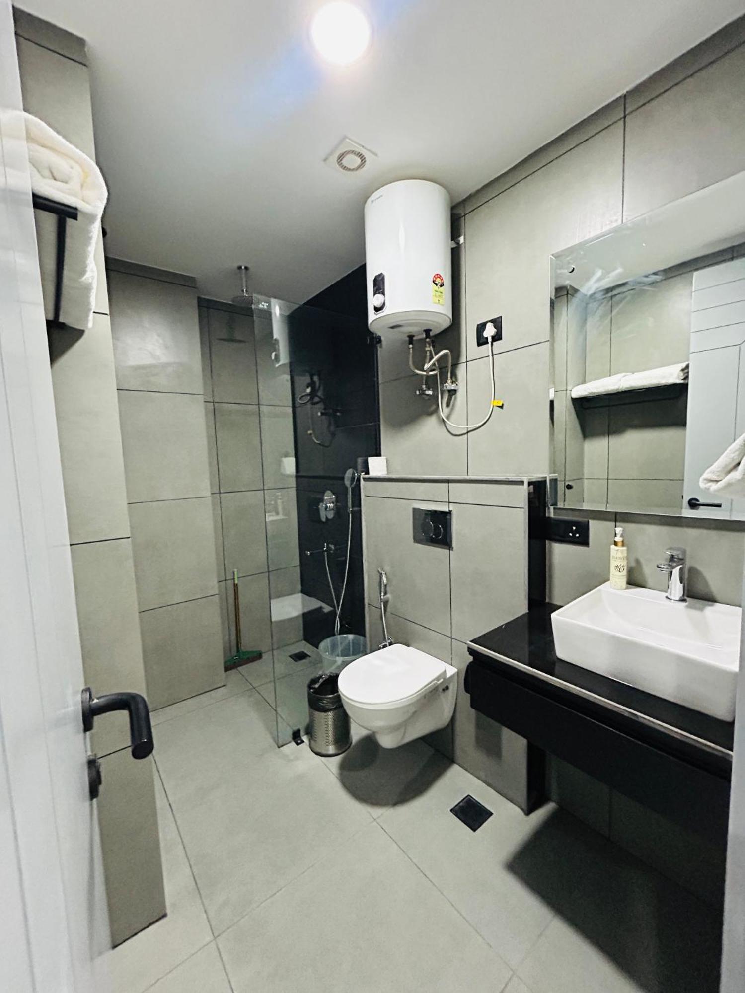 Bedchambers Luxury Apartment Near Golf Course Road Гургаон Экстерьер фото