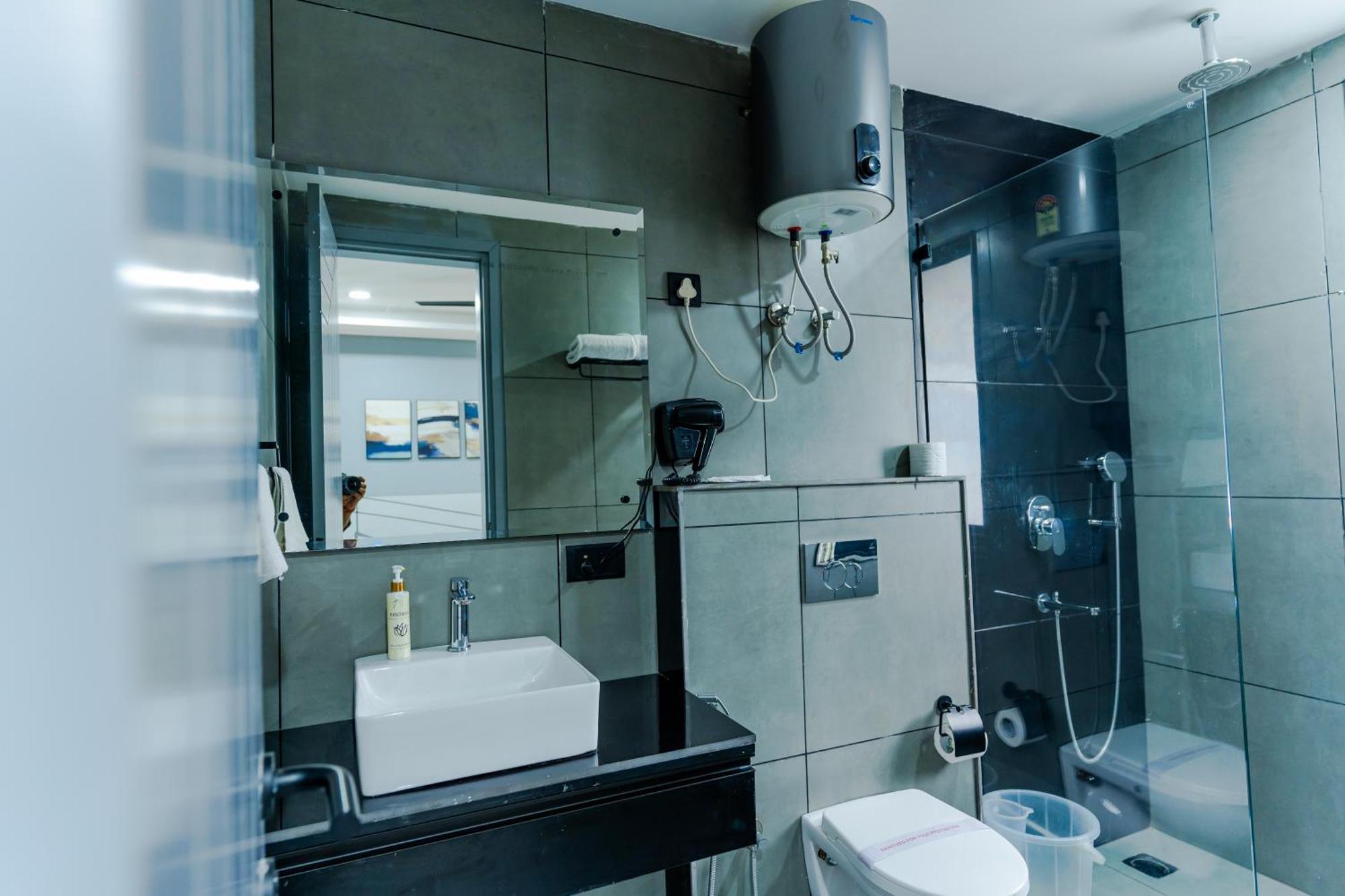 Bedchambers Luxury Apartment Near Golf Course Road Гургаон Экстерьер фото