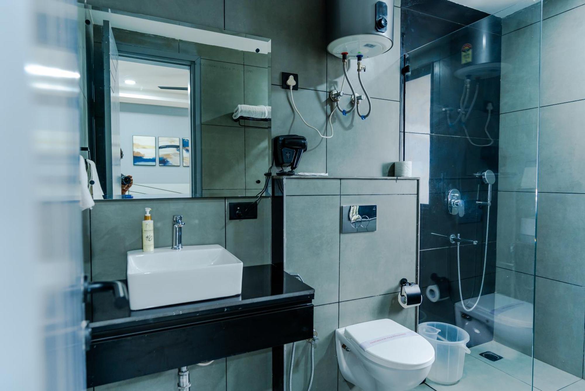 Bedchambers Luxury Apartment Near Golf Course Road Гургаон Экстерьер фото